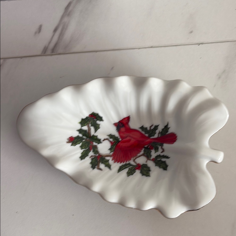 Lefton Holiday Leaf Dishes with Red Cardinals - Picture 4 of 6